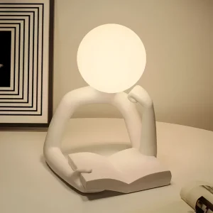 Artistieke tafellamp in de vorm van een lezersfiguur van hars