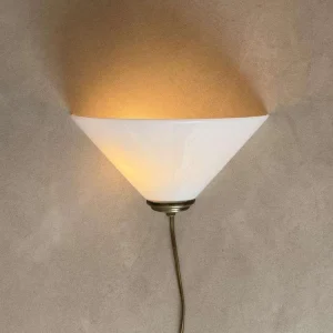 Mid century wandlamp melkglas messing jaren 70