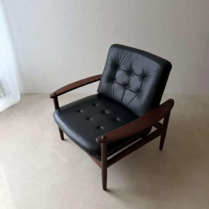 Scandinavische fauteuil massief teakhout en zwart leer, jaren 60